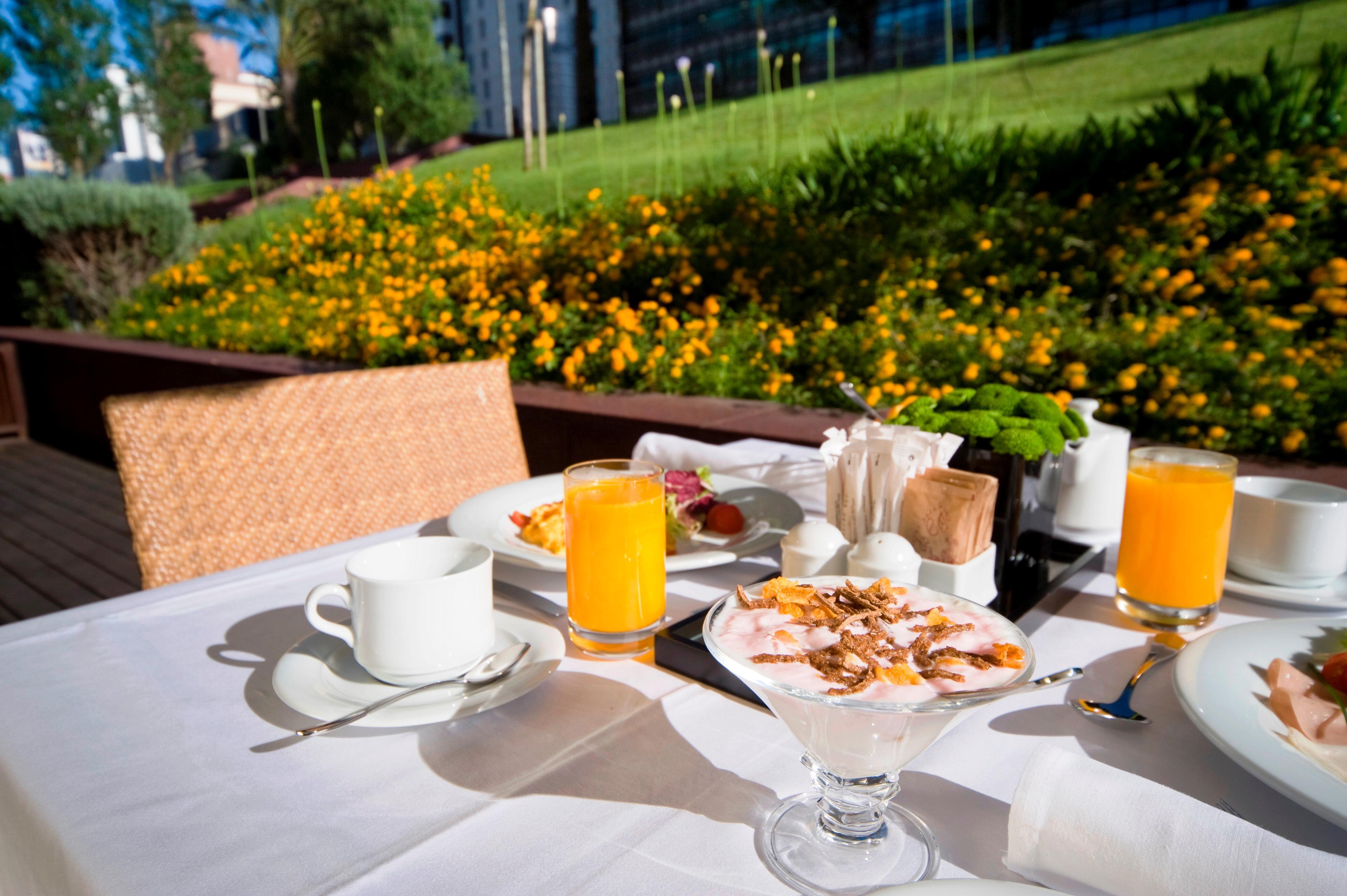 Corinthia Lisbon Hotel Exterior photo A breakfast table